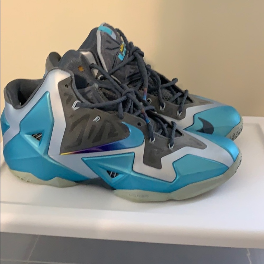 Shoe are in great shape no box